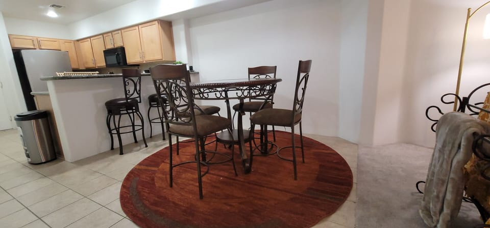 The dining room has seating for 6 with 29 inch barstools at the breakfast nook.
