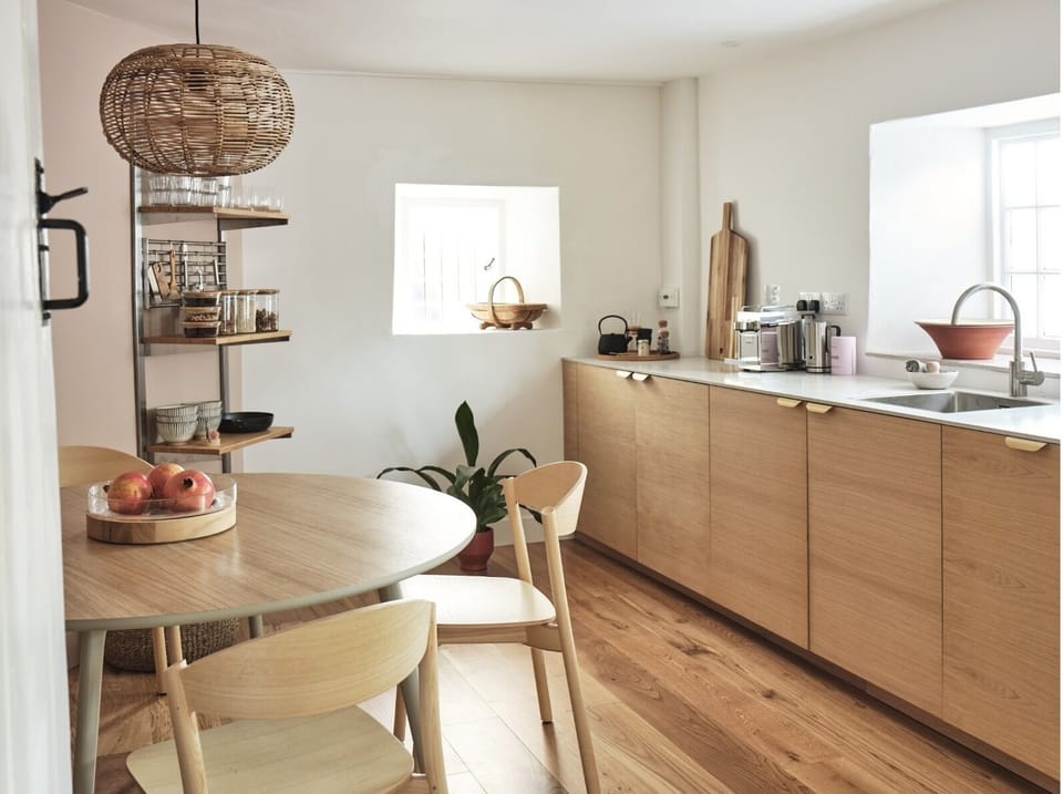 Well-equipped kitchen with table for up to 6, coffee machine.