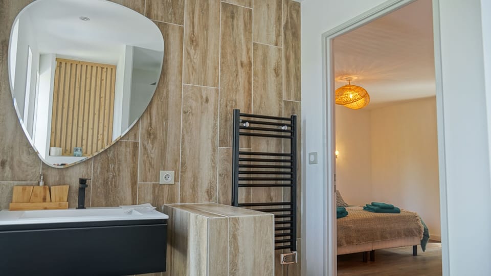 Family Room | Bathroom | Shower, hair dryer, towels, soap