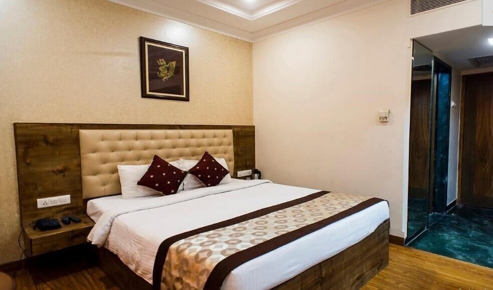 Deluxe Double Room | In-room safe, desk, laptop workspace, iron/ironing board