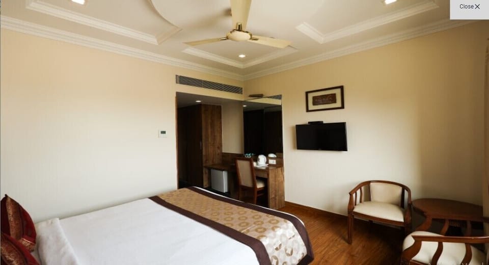 Executive Room | In-room safe, desk, laptop workspace, iron/ironing board