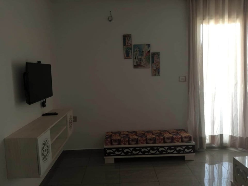 Apartment, 2 Bedrooms, Smoking, Balcony | Living area | Books