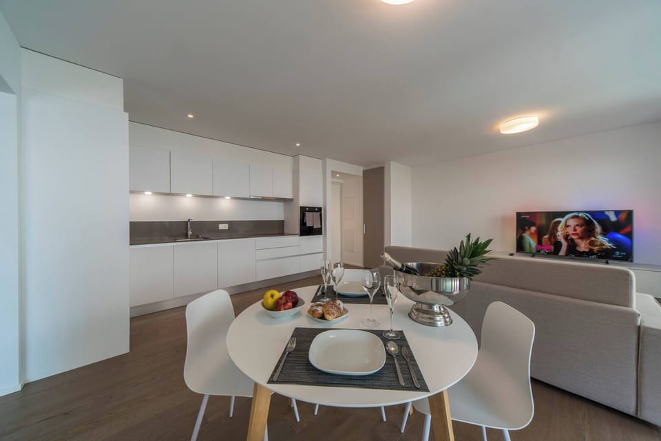 Apartment, 1 Bedroom, Accessible, Smoking | Dining room