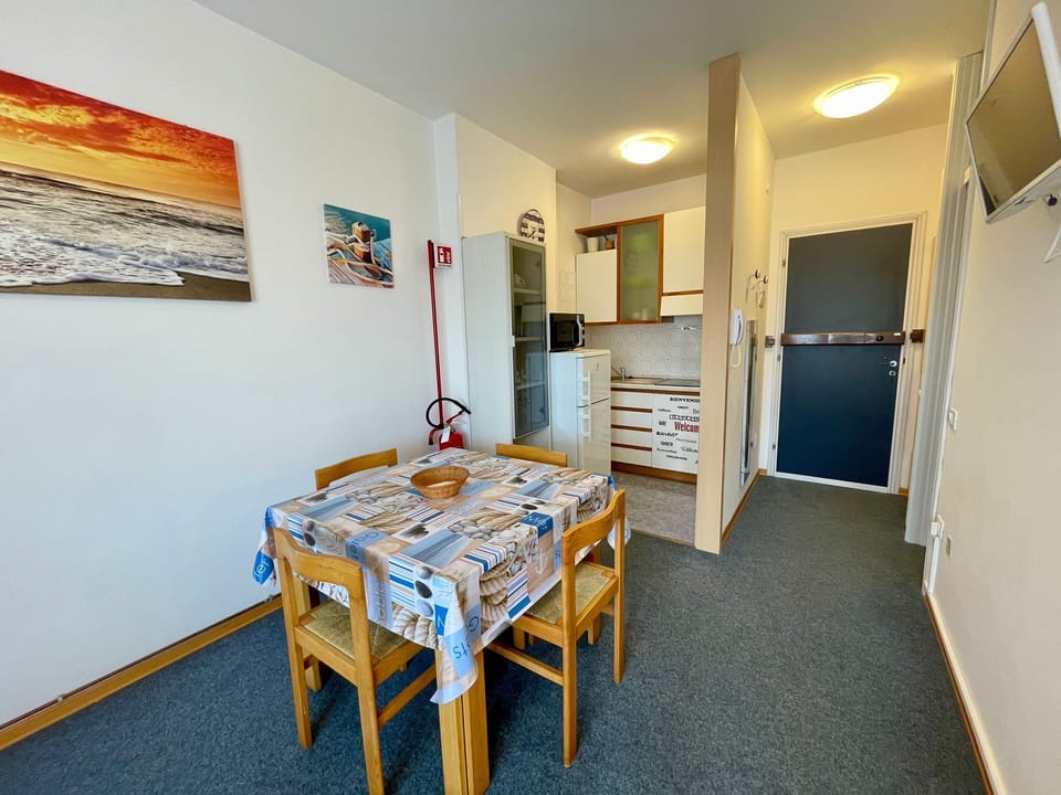 Studio, Multiple Bedrooms, Balcony, City View | Dining