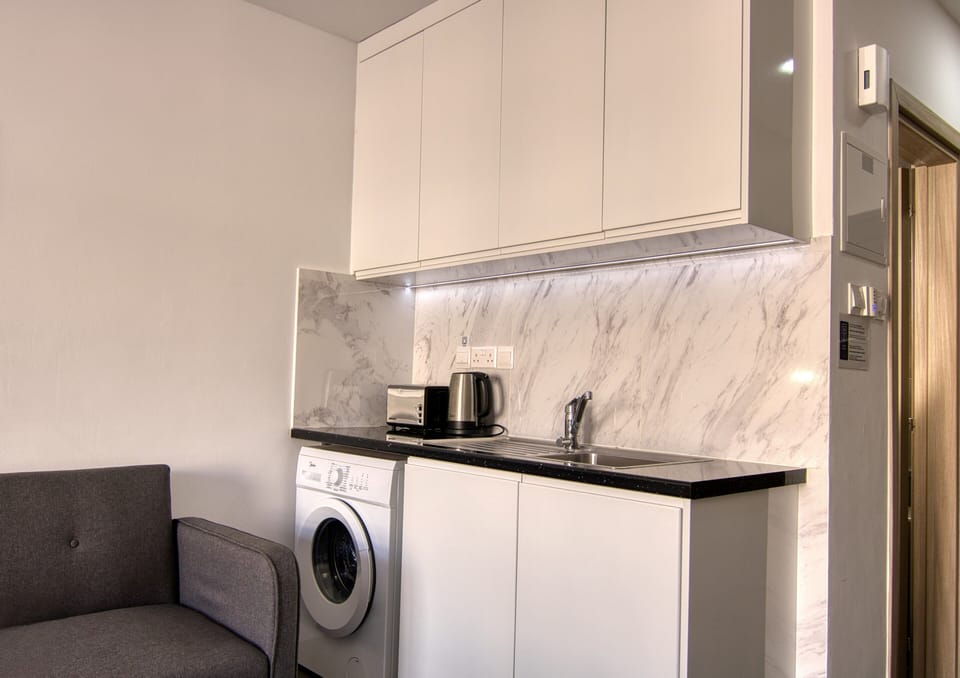 Deluxe Studio | Private kitchen | Coffee/tea maker, highchair