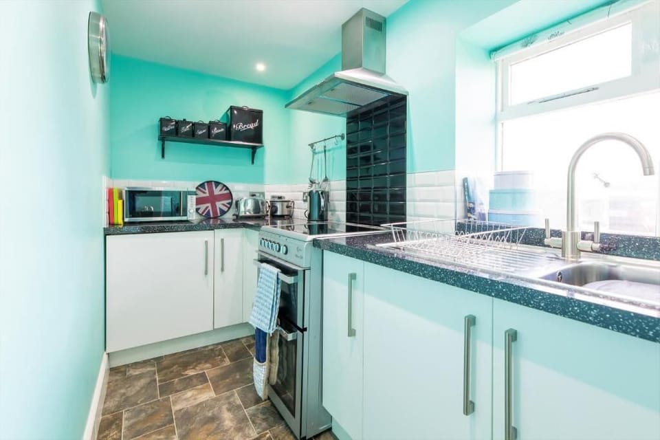 No.4 Daisy Cottage, Bamburgh - Host & Stay