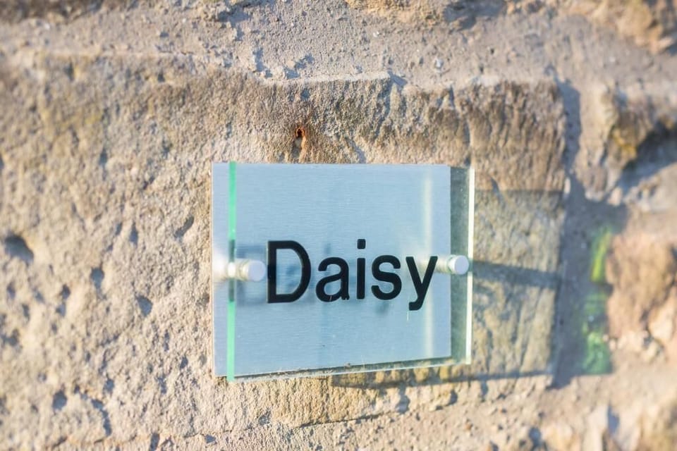 No.4 Daisy Cottage, Bamburgh - Host & Stay