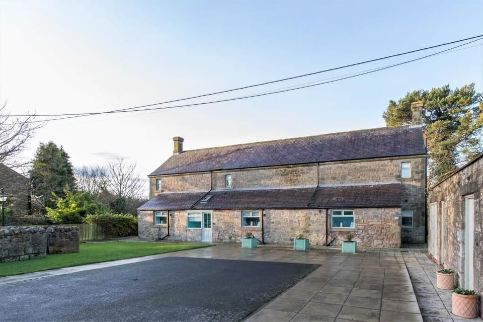 No.4 Daisy Cottage, Bamburgh - Host & Stay
