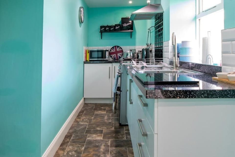 No.4 Daisy Cottage, Bamburgh - Host & Stay