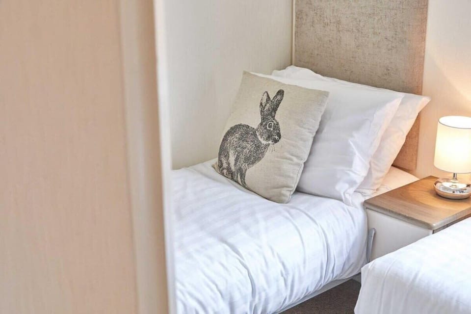 Yolo Lodge, Felton - Host & Stay