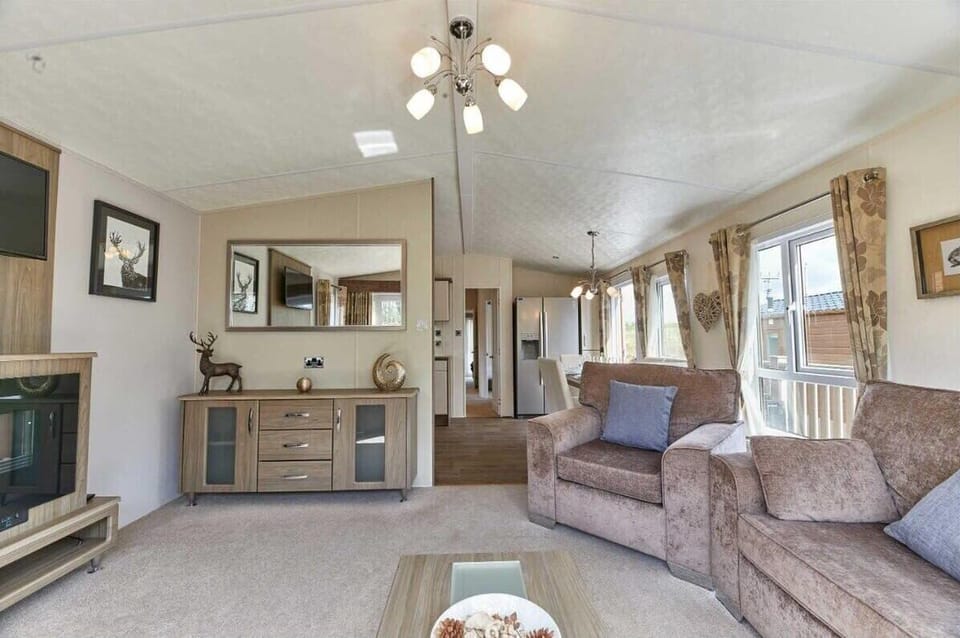 Yolo Lodge, Felton - Host & Stay