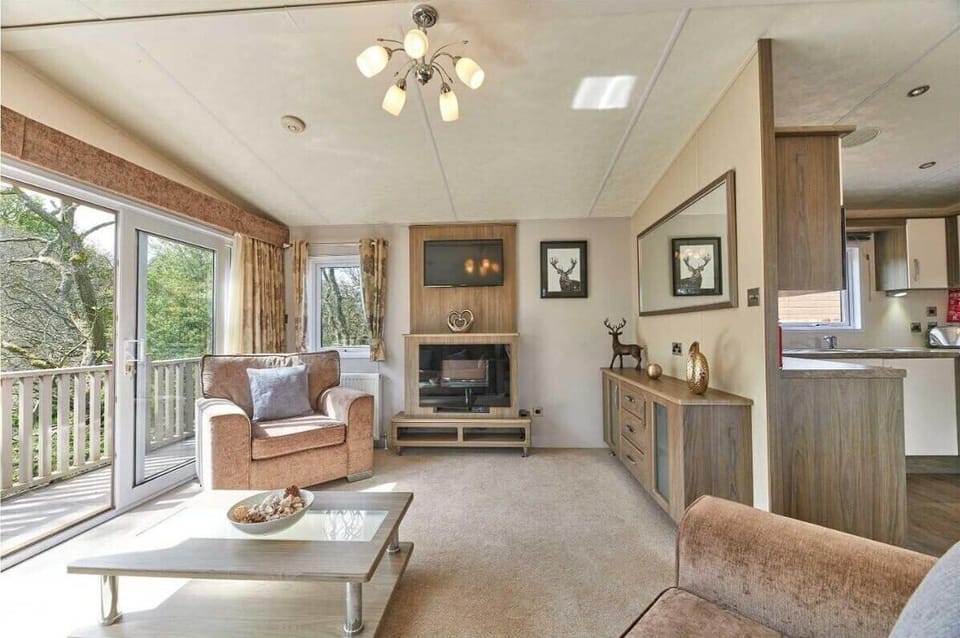 Yolo Lodge, Felton - Host & Stay