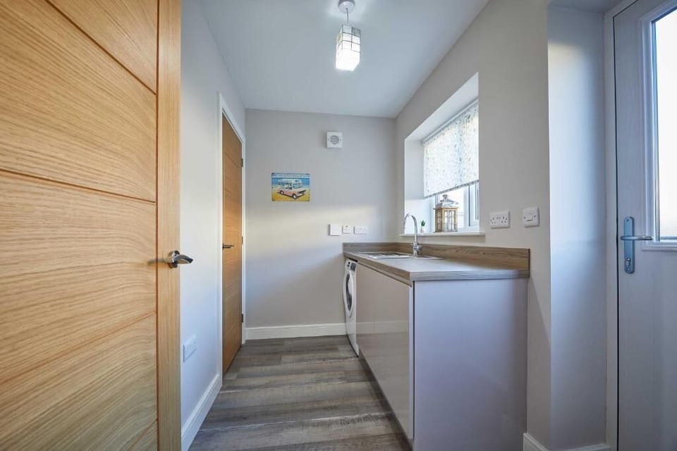 Sunflower Cottage, Seahouses - Host & Stay