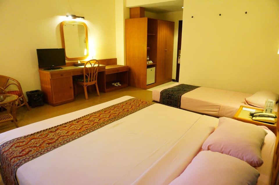 Deluxe Room | Minibar, in-room safe, desk