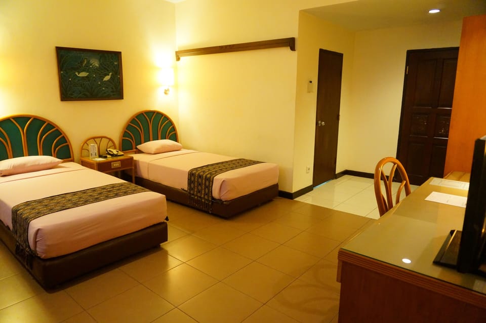 Deluxe Room | Minibar, in-room safe, desk