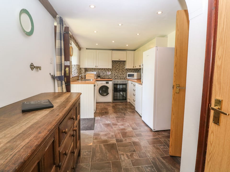 Cottage | Private kitchen | Fridge, microwave, dishwasher, electric kettle