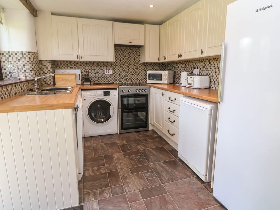 Cottage | Private kitchen | Fridge, microwave, dishwasher, electric kettle