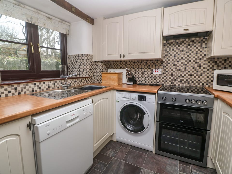 Cottage | Private kitchen | Fridge, microwave, dishwasher, electric kettle