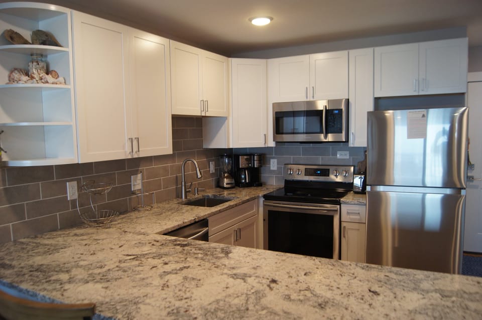 Appliance, Microwave, Oven, Indoors, Refrigerator