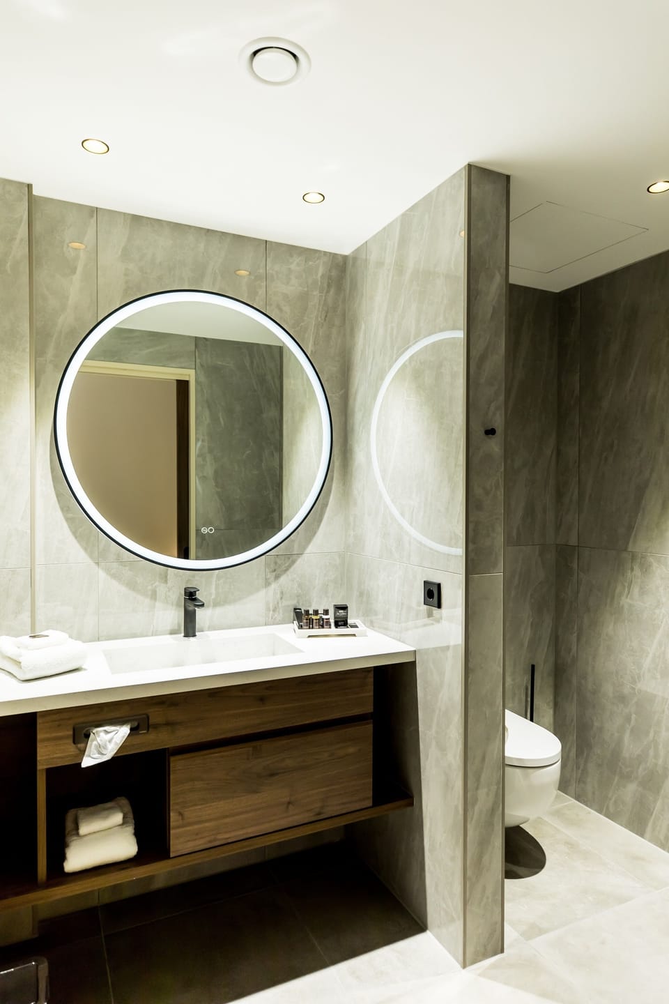 Separate tub and shower, deep soaking tub, rainfall showerhead