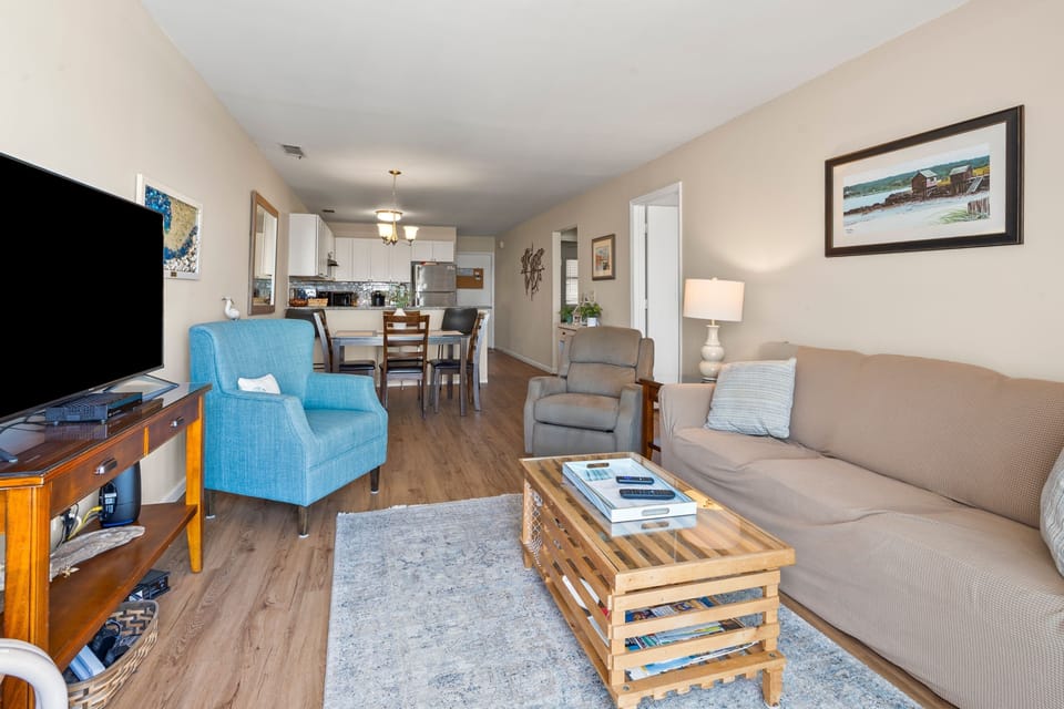 Furniture, Indoors, Living Room, Couch, Table