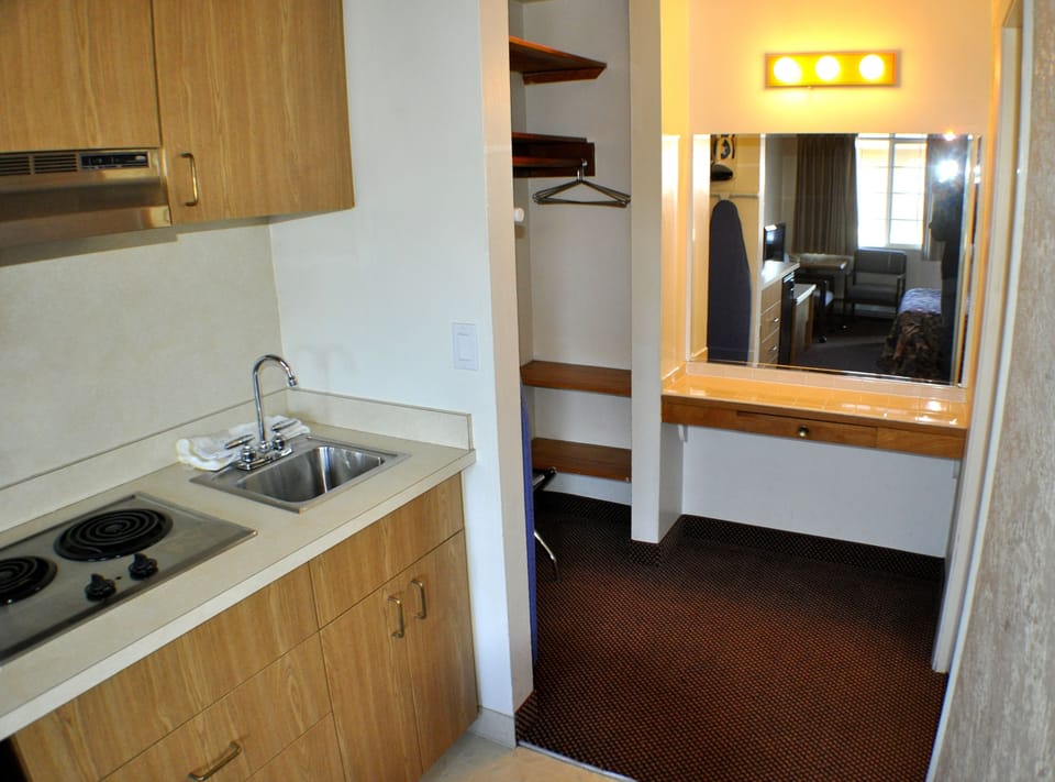 Coffee/tea maker, fridge, microwave