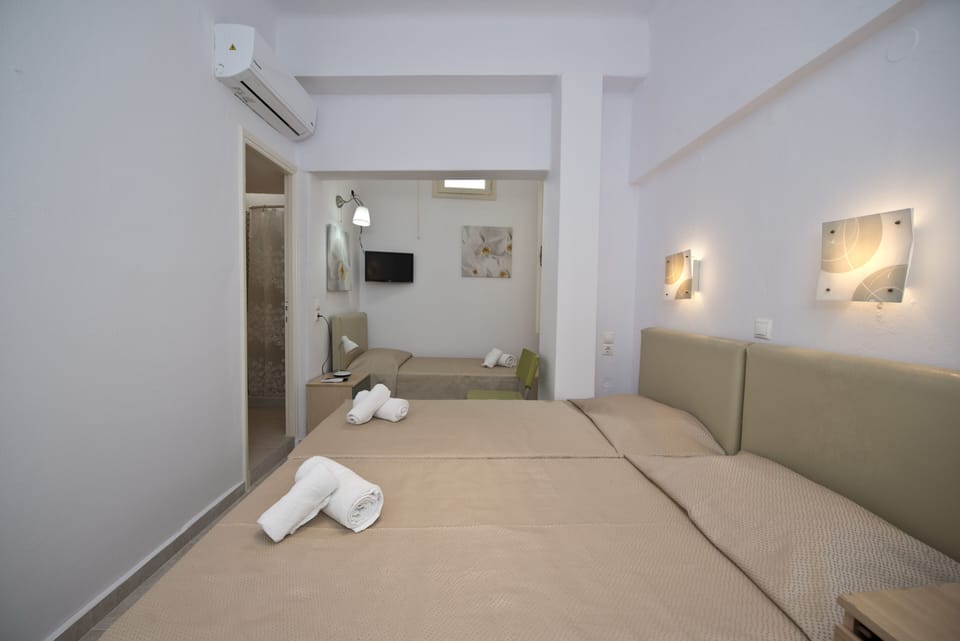 Traditional Triple Room | Soundproofing, iron/ironing board, free WiFi, bed sheets