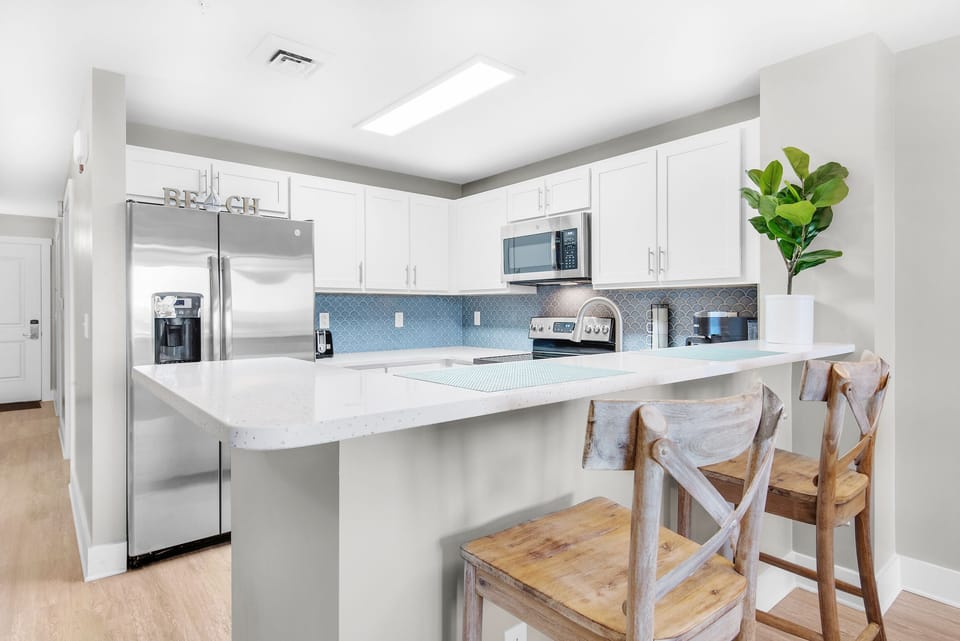 Kitchen with eat-in bar