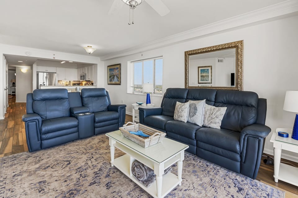 Furniture,Indoors,Living Room,Couch,Home Decor