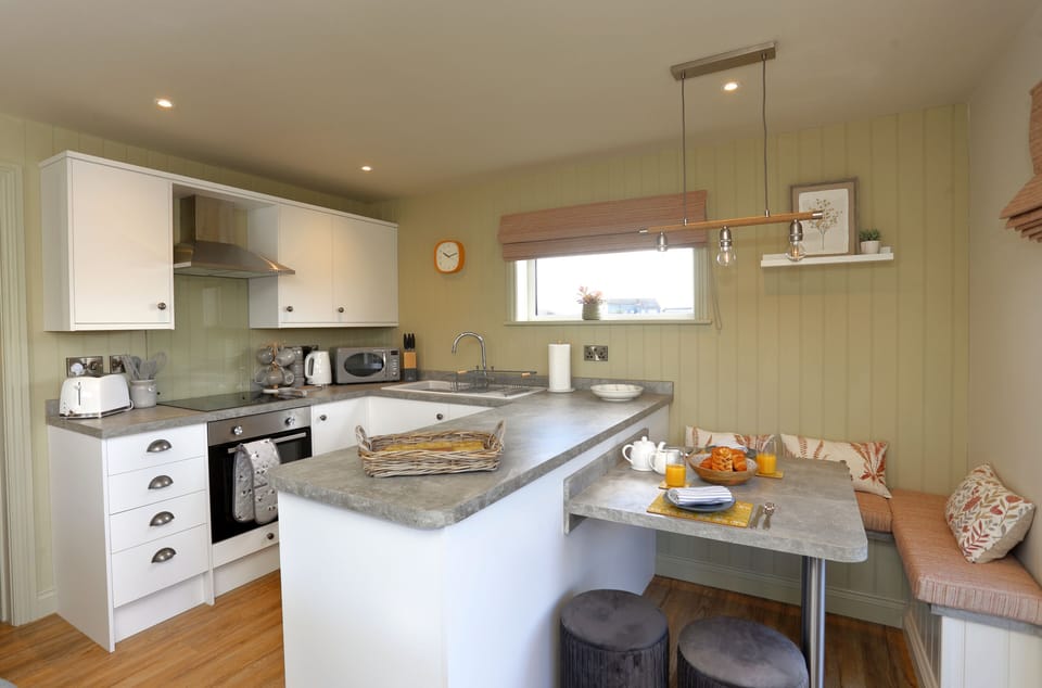 Cottage | Private kitchen | Fridge, microwave, dishwasher, electric kettle