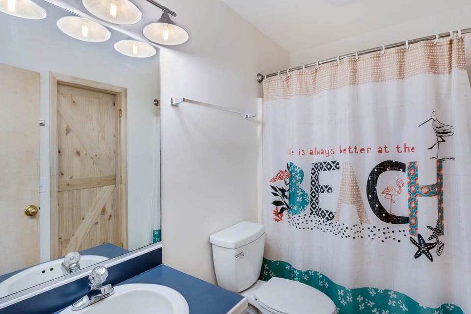 The full bathroom ensures comfort and convenience all week.