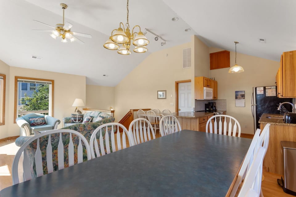 Eat together in the Dining Area on the Top Level!