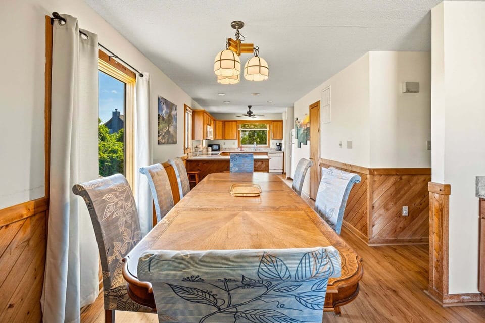 Enjoy your meal in the Dining Area, which seats 8, or at the Breakfast Bar, which has seating for 4.