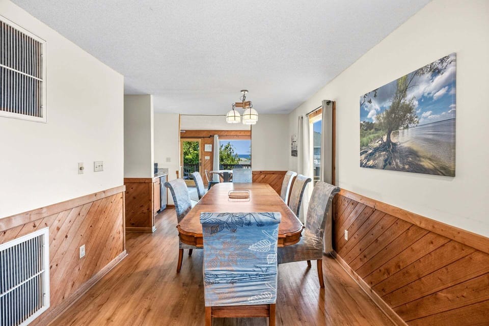 Enjoy your meal in the Dining Area, which seats 8, or at the Breakfast Bar, which has seating for 4.