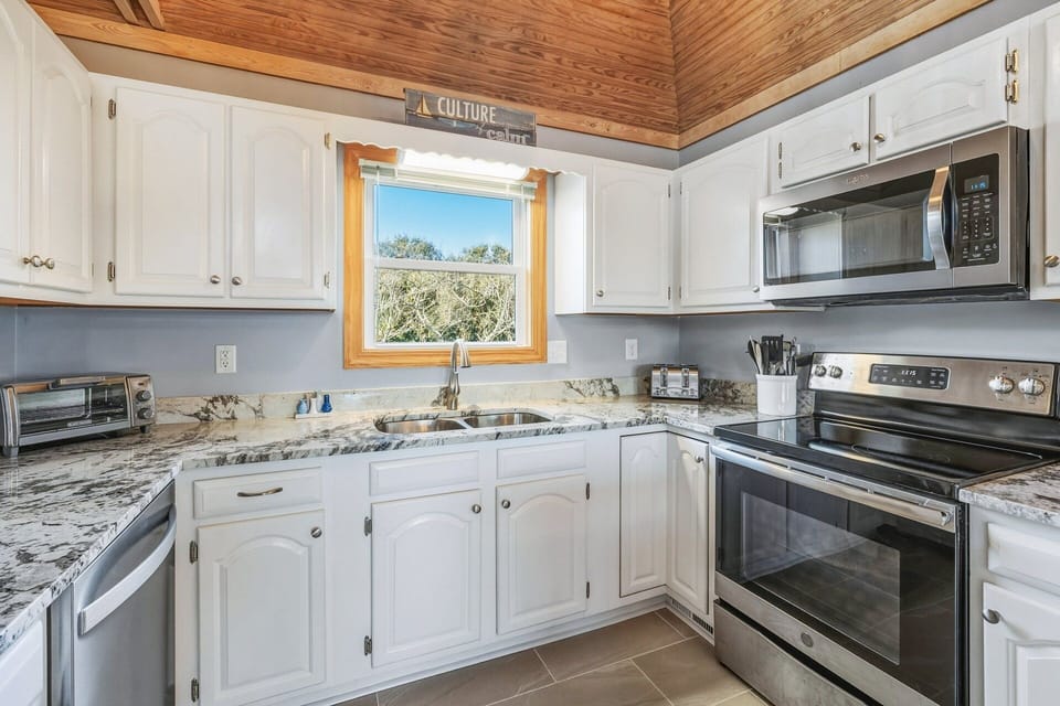 Whip up a delicious meal that the whole family will enjoy in the fully equipped Kitchen.