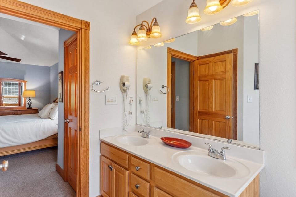 The Full Master Bathroom boasts Dual Vanity and a Soaking Tub!