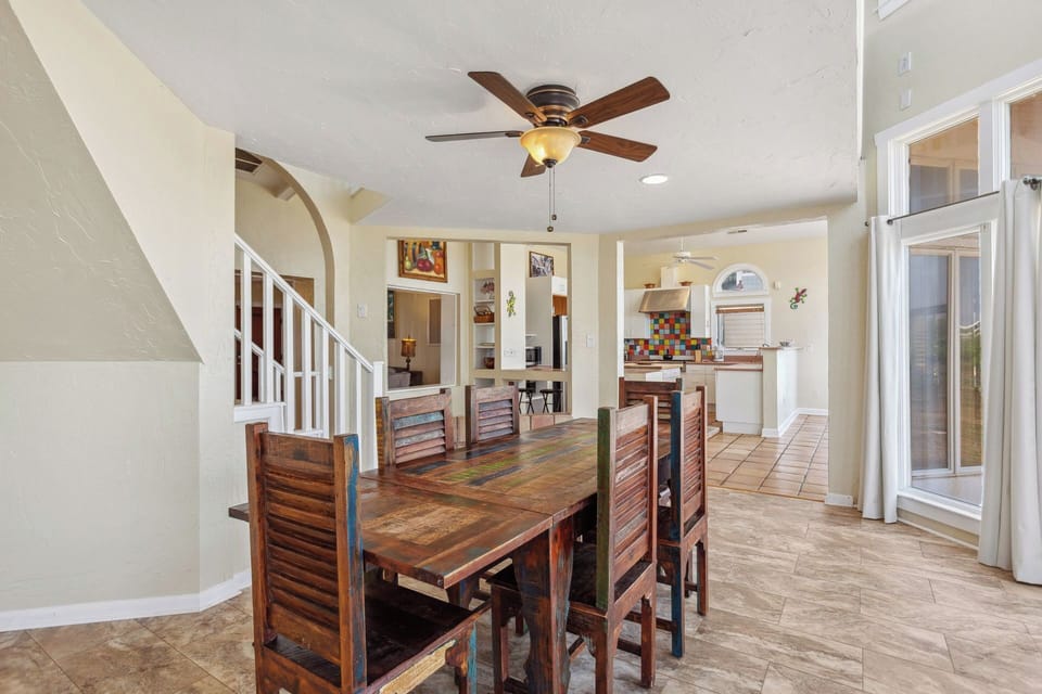 Eat together in the Dining Area, soaking up the sunlight and enjoying the views of the dunes.