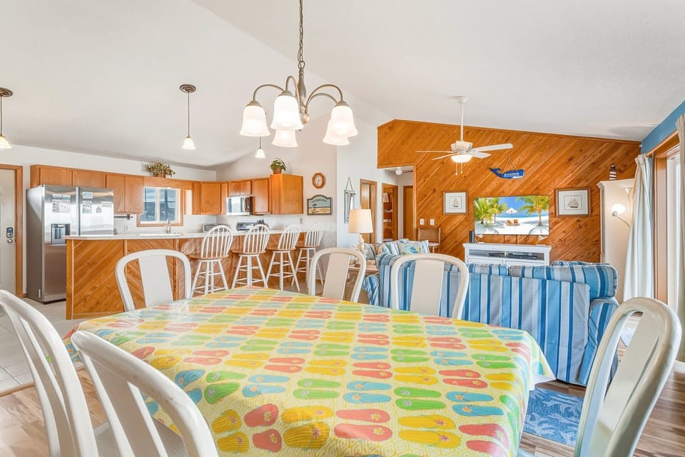 Enjoy your meal together in the Dining Area, with table seating for 6, where you can enjoy your meal with spectacular views of the bright, blue waves of the Atlantic.