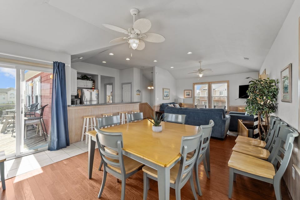 Eat together in the bright Dining Area!