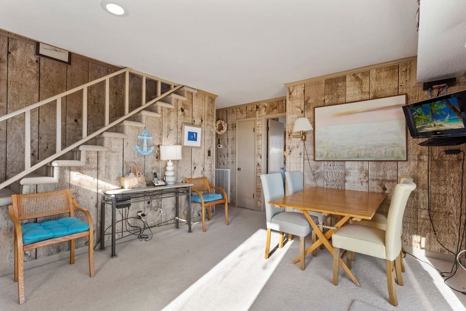 Mid level tv area
