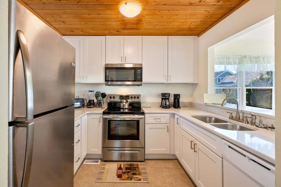 The kitchen has plenty of counter space and is well-equipped to allow a chef of any skill level to whip up a tasty seafood dinner.