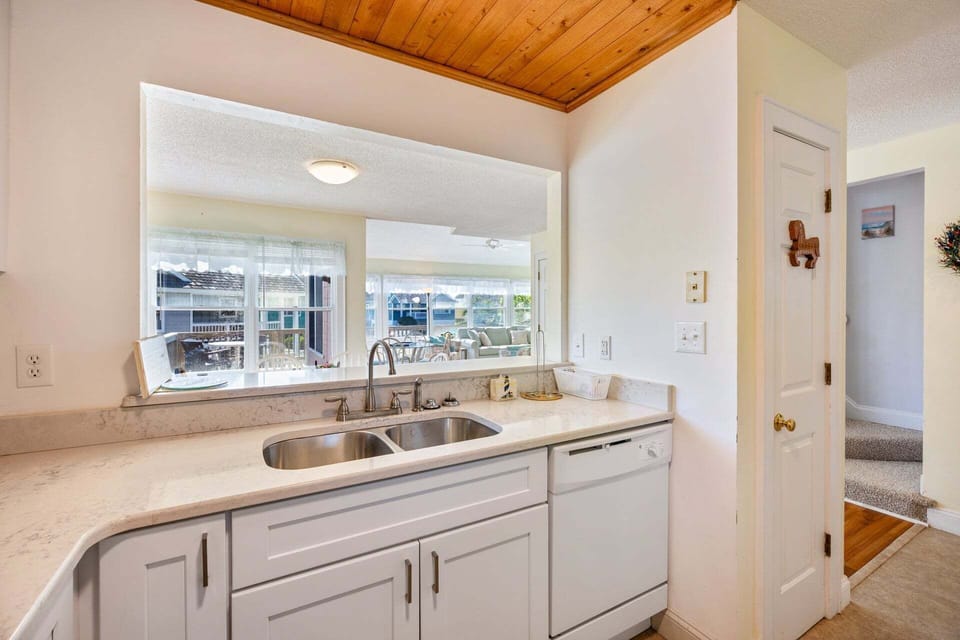 The kitchen has plenty of counter space and is well-equipped to allow a chef of any skill level to whip up a tasty seafood dinner.