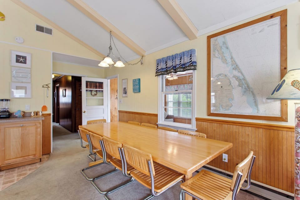 Eat at the counter Bar, which has stool seating for 4, or slip on over to the open-concept Dining Area to enjoy it together as a family.