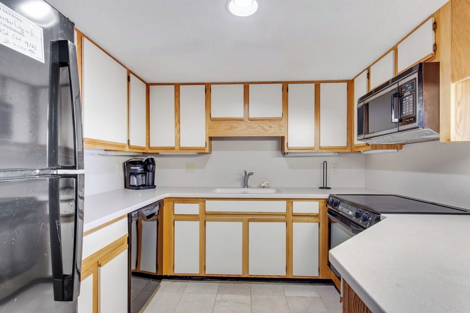 The tastefully decorated Kitchen with a pass-through Counter Bar has everything you need to prepare a delicious seafood spectacular that your whole family will enjoy.
