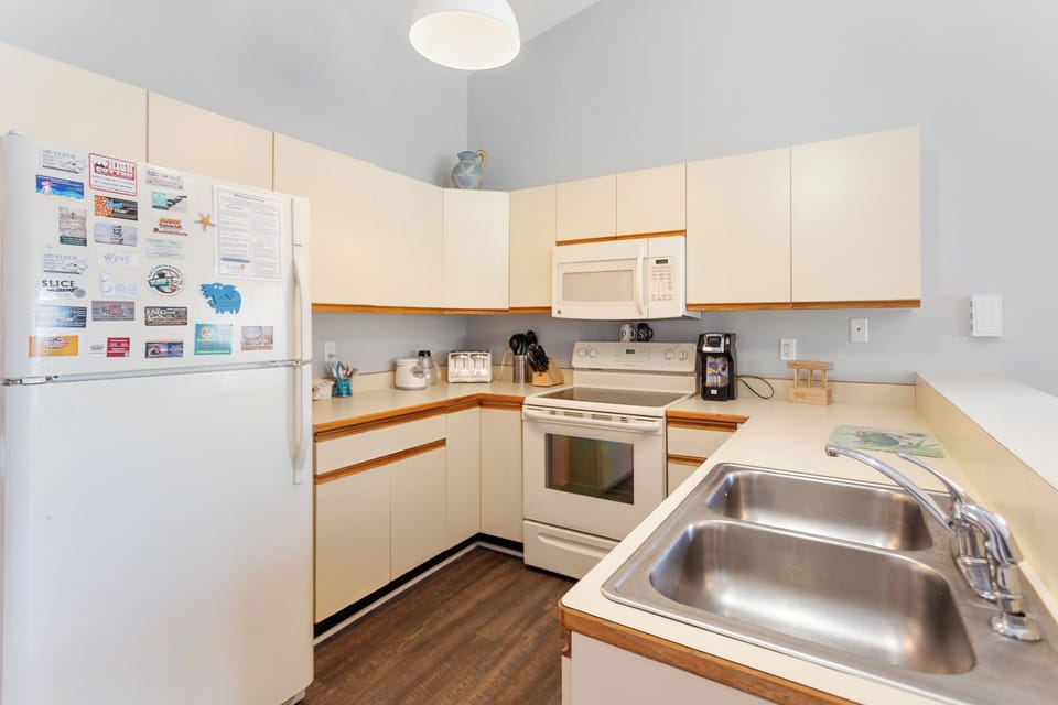 Impress the family with your cooking skills in the modern Kitchen!