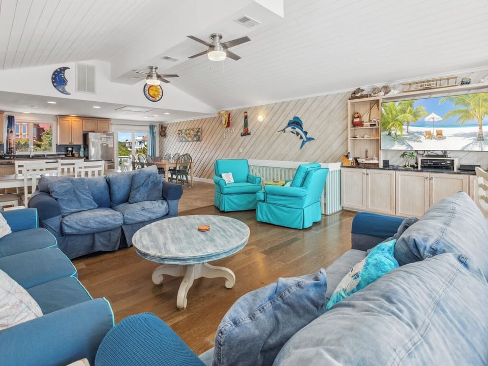 The top level is a true coastal dream, thanks to beautiful touches of sea-glass blue décor and a suite of amenities that will keep everyone smiling.