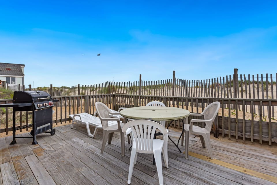 Outdoor area with grill