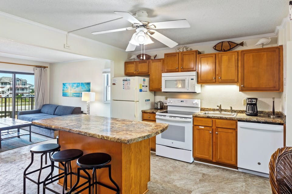The kitchen and dining room offer plenty of seating for everyone, between the 4 stools at the bar and the 4 chairs at the round table.