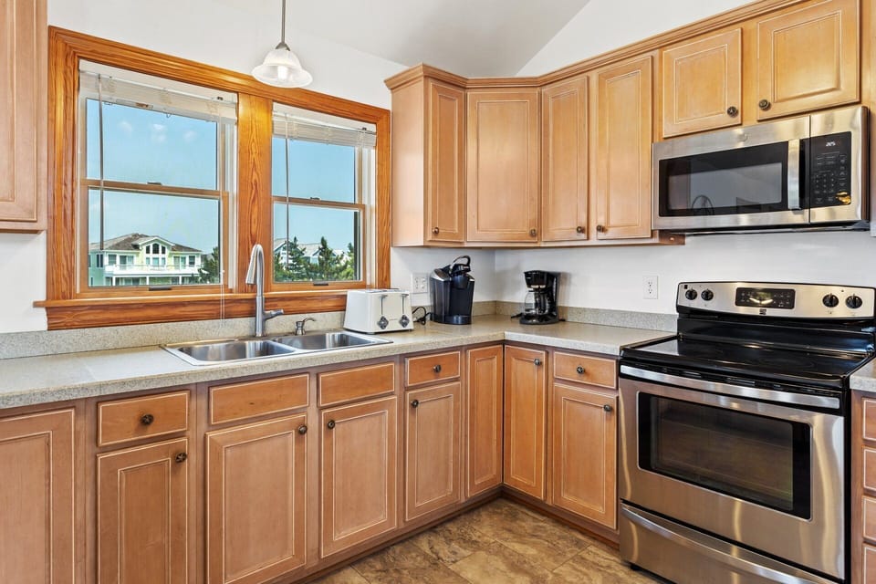 Kitchen: Cook with ease in the gourmet kitchen featuring double appliances and a breakfast bar.