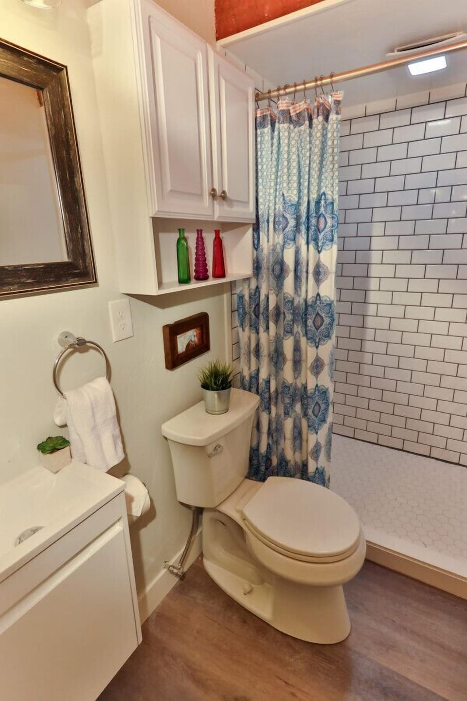 Downstairs bathroom w/ walk-in shower